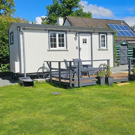 Small Cozy Shepherd Hut 20 By 7 Feet With Boxed In High Double Bed 밸마카라 외부 사진