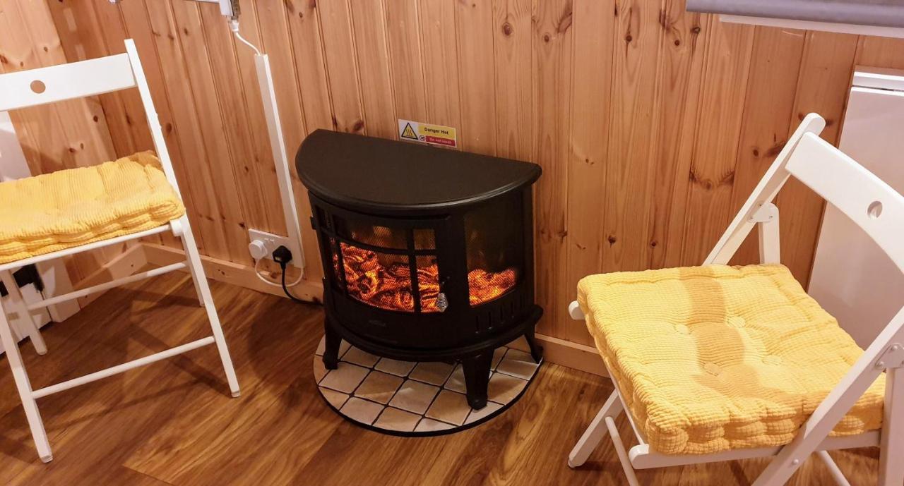Small Cozy Shepherd Hut 20 By 7 Feet With Boxed In High Double Bed 밸마카라 외부 사진