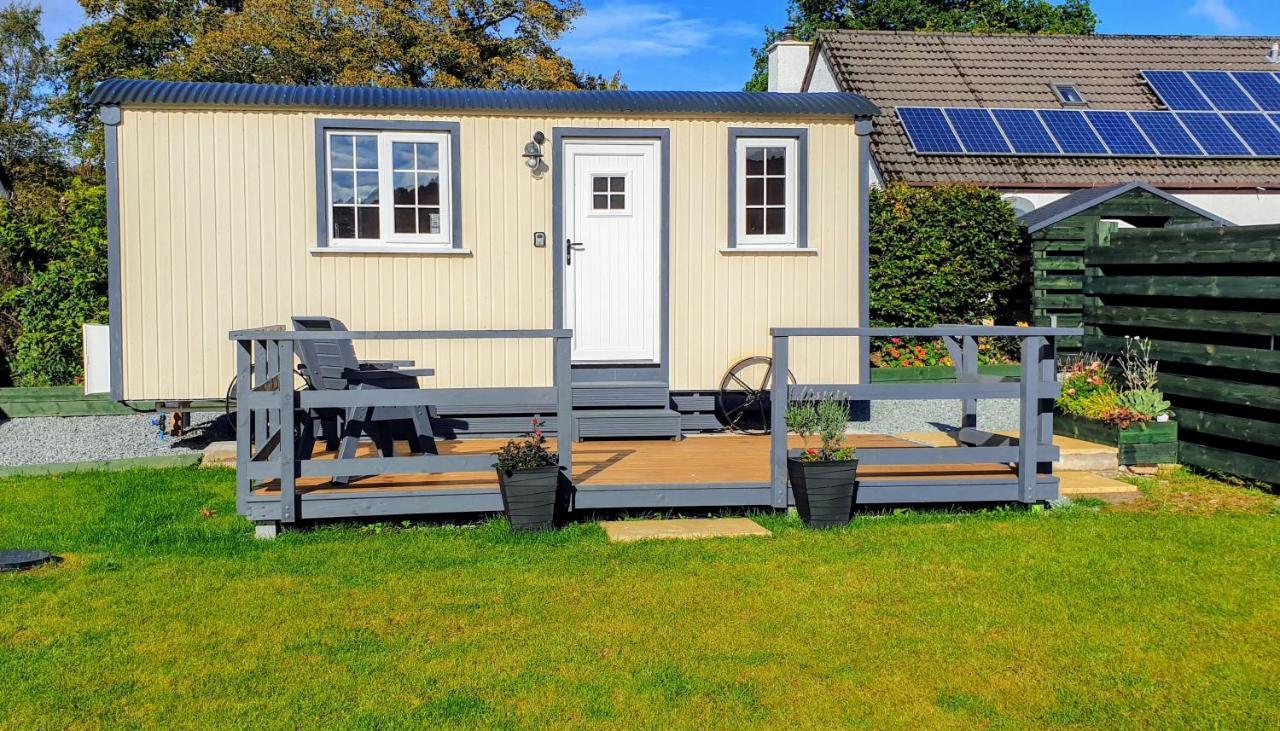 Small Cozy Shepherd Hut 20 By 7 Feet With Boxed In High Double Bed 밸마카라 외부 사진