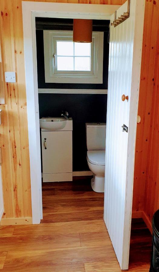 Small Cozy Shepherd Hut 20 By 7 Feet With Boxed In High Double Bed 밸마카라 외부 사진
