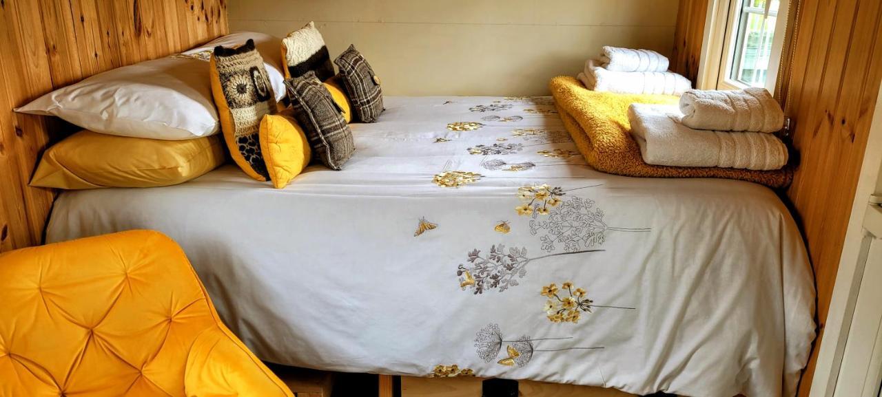 Small Cozy Shepherd Hut 20 By 7 Feet With Boxed In High Double Bed 밸마카라 외부 사진