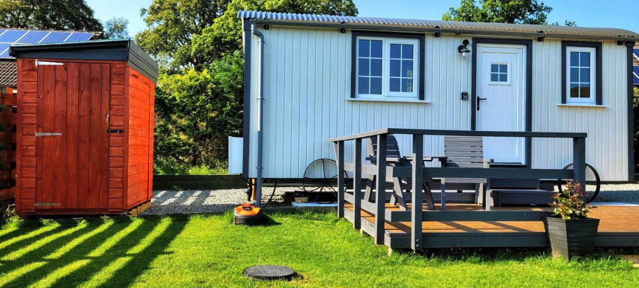 Small Cozy Shepherd Hut 20 By 7 Feet With Boxed In High Double Bed 밸마카라 외부 사진