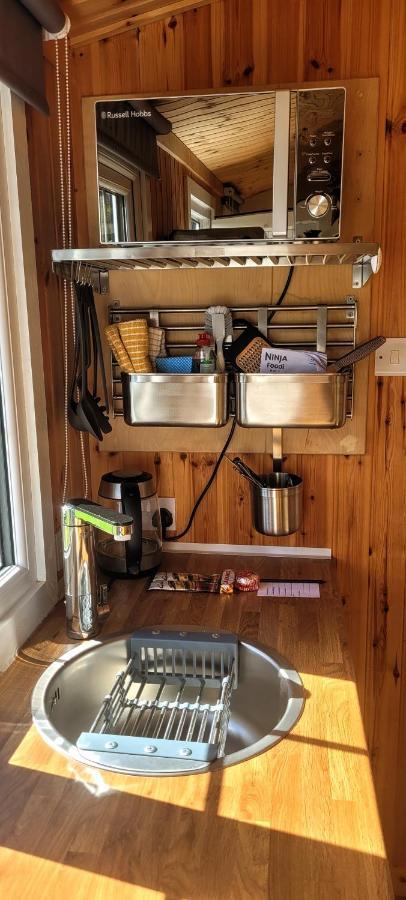 Small Cozy Shepherd Hut 20 By 7 Feet With Boxed In High Double Bed 밸마카라 외부 사진